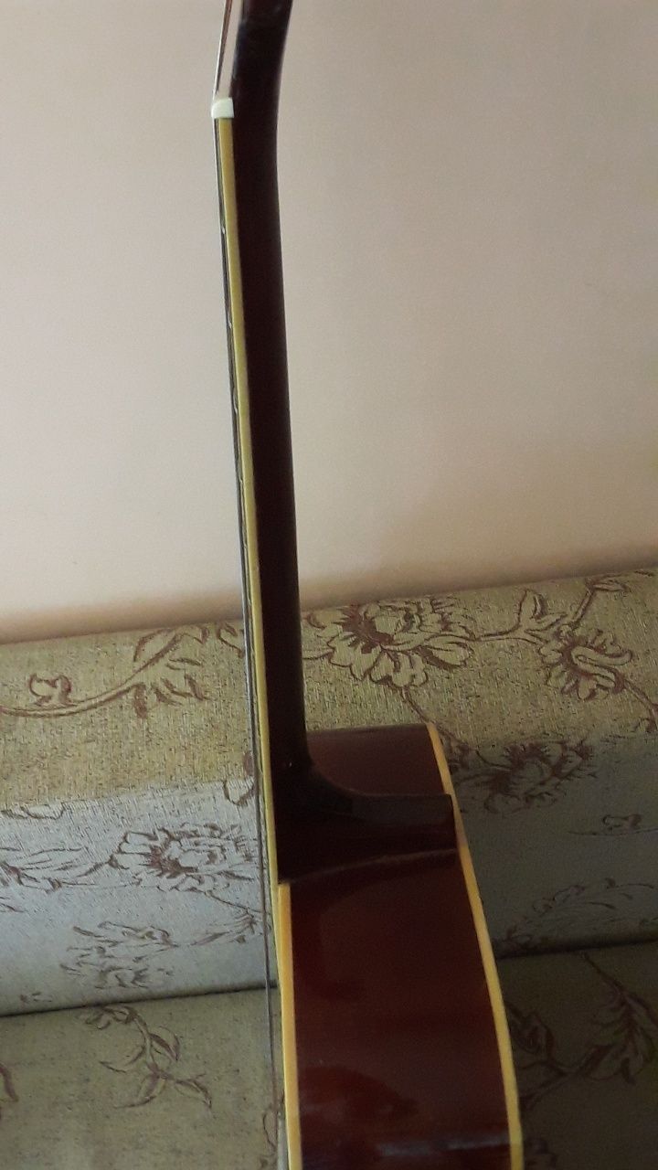 Продавам стара акустична китара