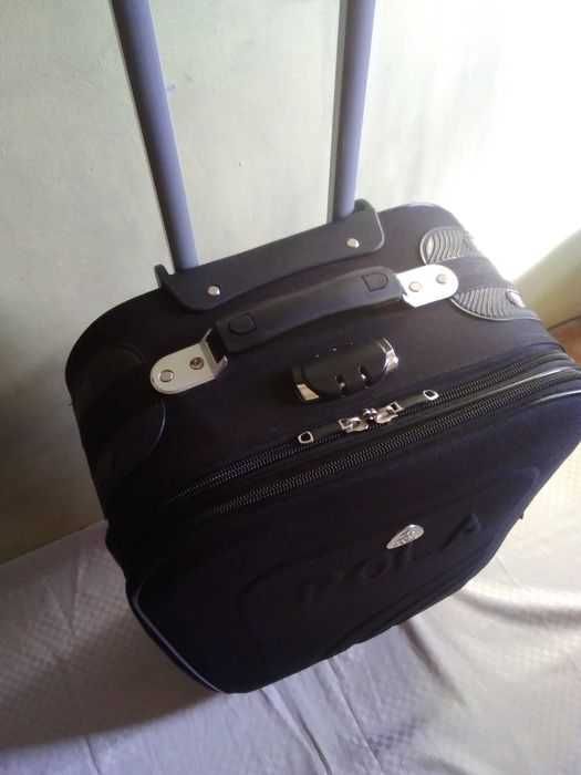 Среден куфар с колелца и телескопична дръжка