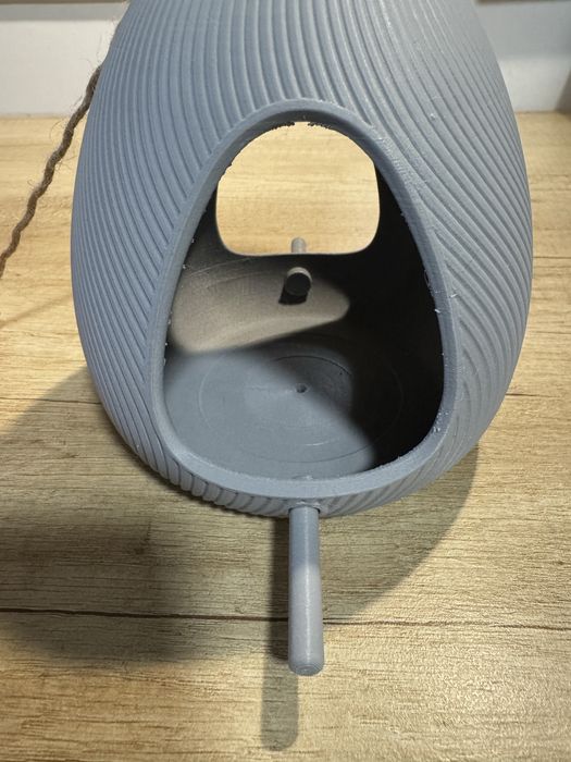 Модерна хранилка за птички