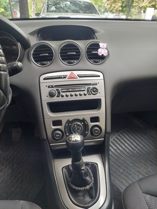 308 1.6 D 2011г. Конзола между предни седалки