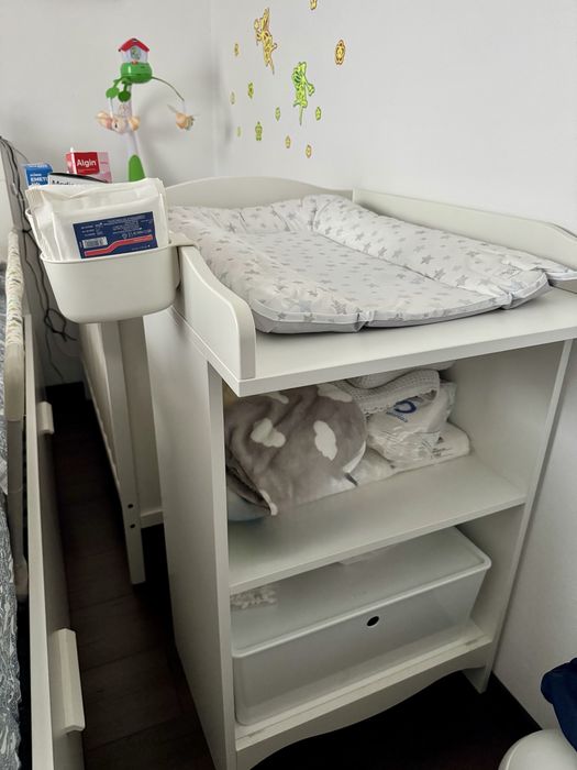 Set bebeluș IKEA: pătuț, masă înfășat și saltele + bonusuri