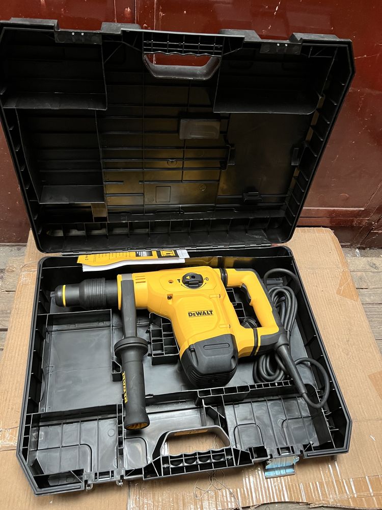 Vând demolator Dewalt D25810K sds MAX