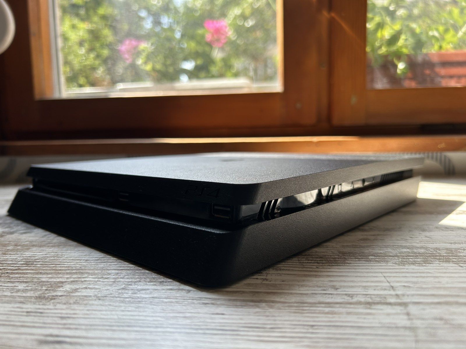 !КАТО НОВ! PlayStation 4 Slim 500GB + Джойстик + 2 Игри