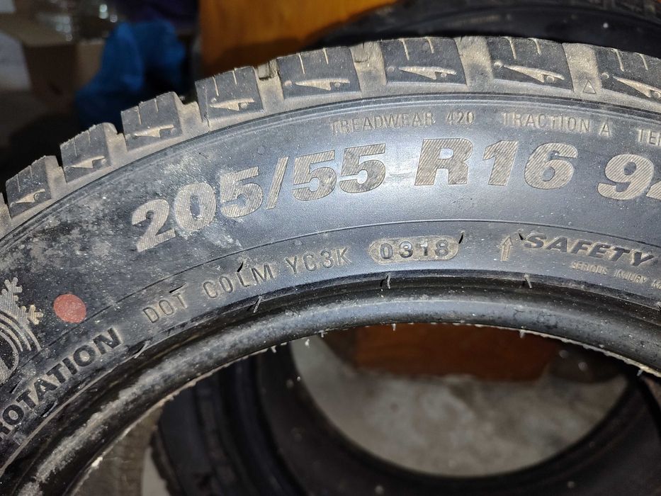 Зимни гуми за лек автомобил.