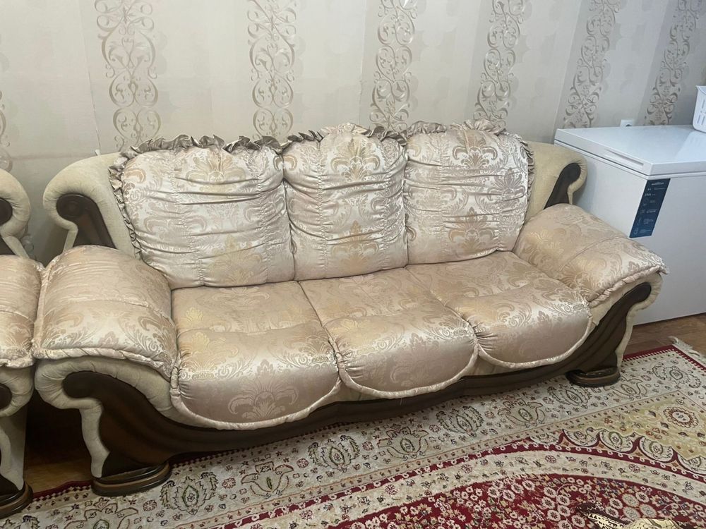 Диван с двумя креслами