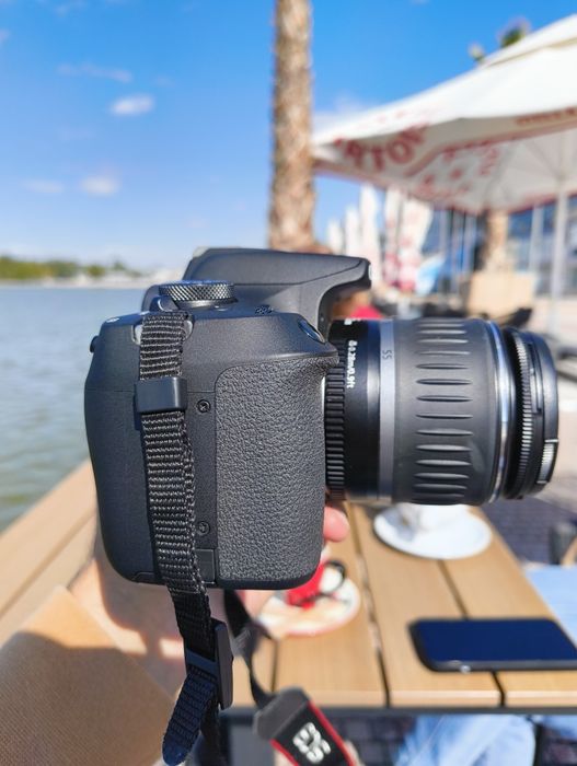 Цената е крайна ! Canon 2000D ,като нов на 7000 кадъра