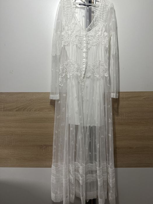 Richie eleganta din dantela alba cu rochie mini pe dedesubt