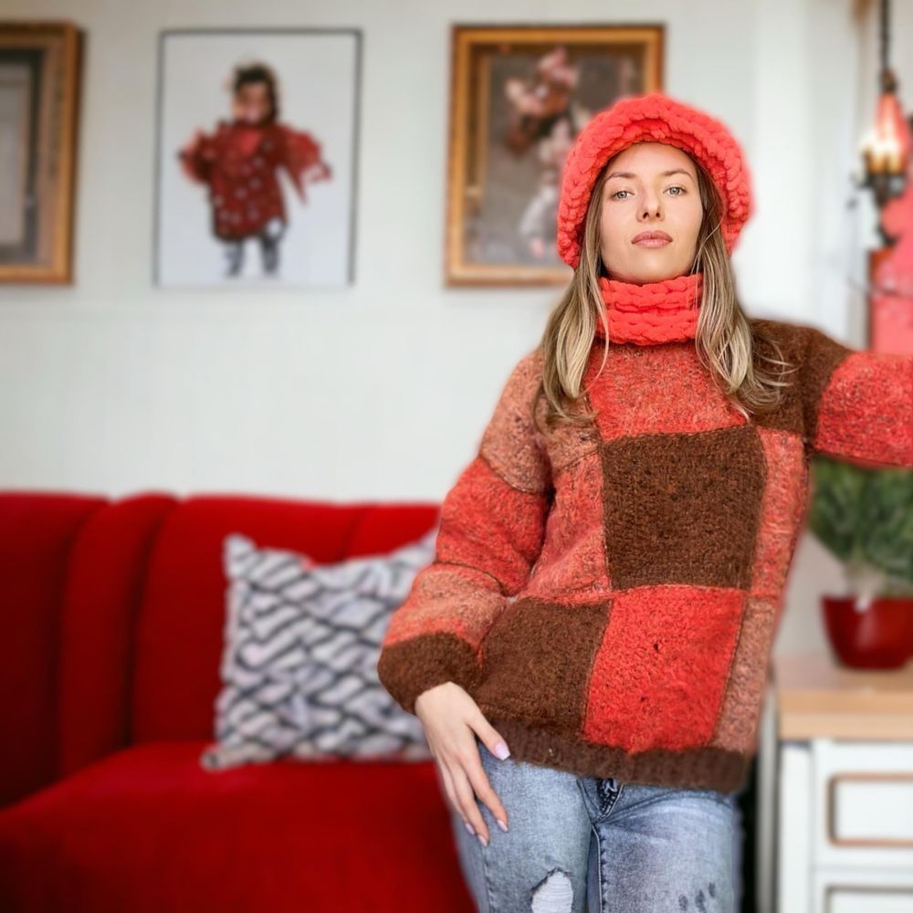 Пуловер + комплект шал и шапка ръчно плетени