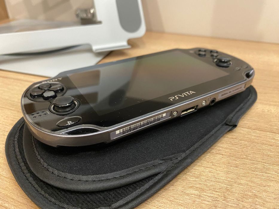 Sony PS Vita Oled – Negru  – 128GB – Modată + Jocuri