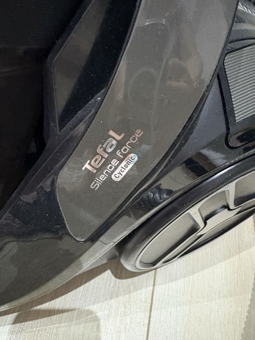 Палесос "Tefal Silence force" черный цвет