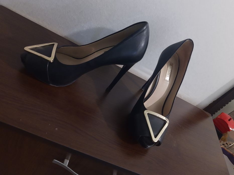 Дамски обувки на ток "Guess"