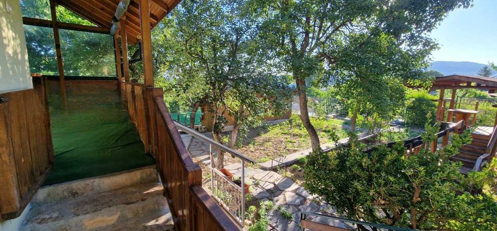 Двуетажна къща в село Извор