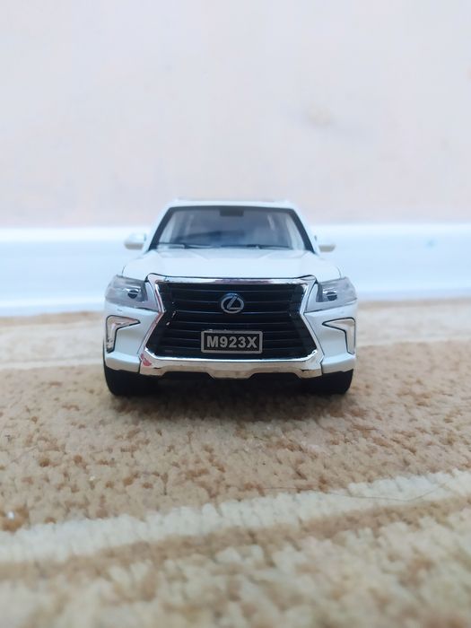 Игрушечная машина Lexus