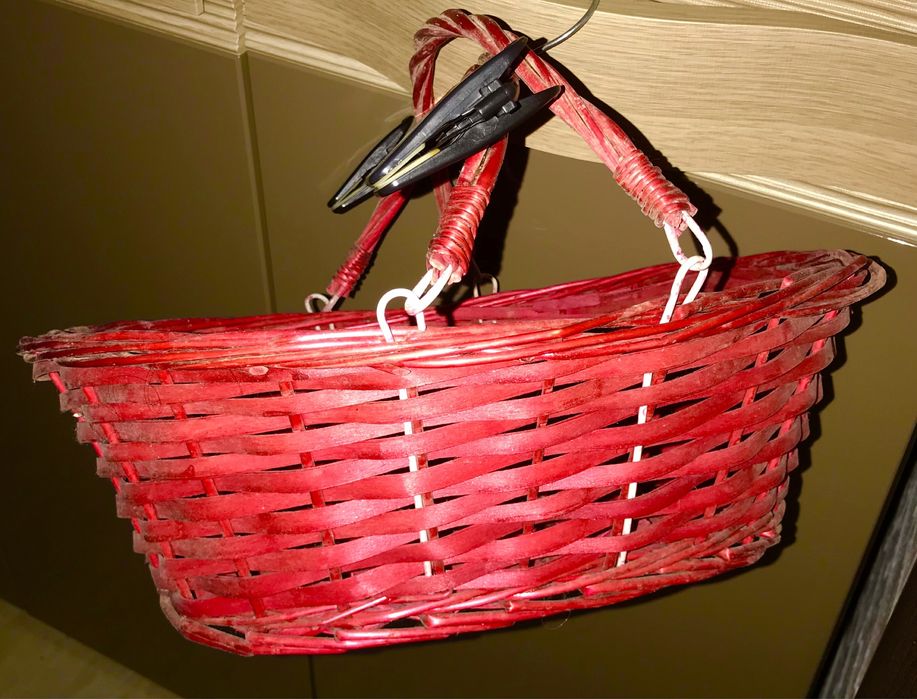 Coș rosu pentru picnic sau pentru ce dorește fiecare