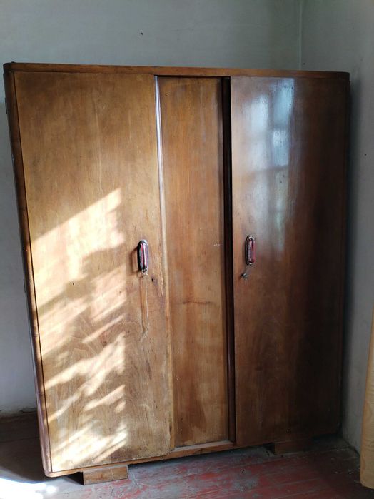 Двукрилен гардероб от орех