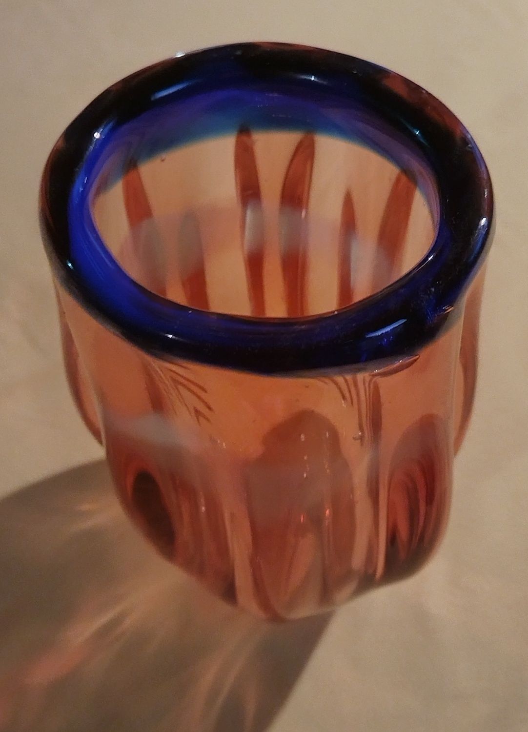 Цветна ваза за цветя от дебело духано стъкло