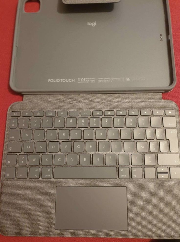 Husa cu Tastatură Logitech iPad Pro 11 inch