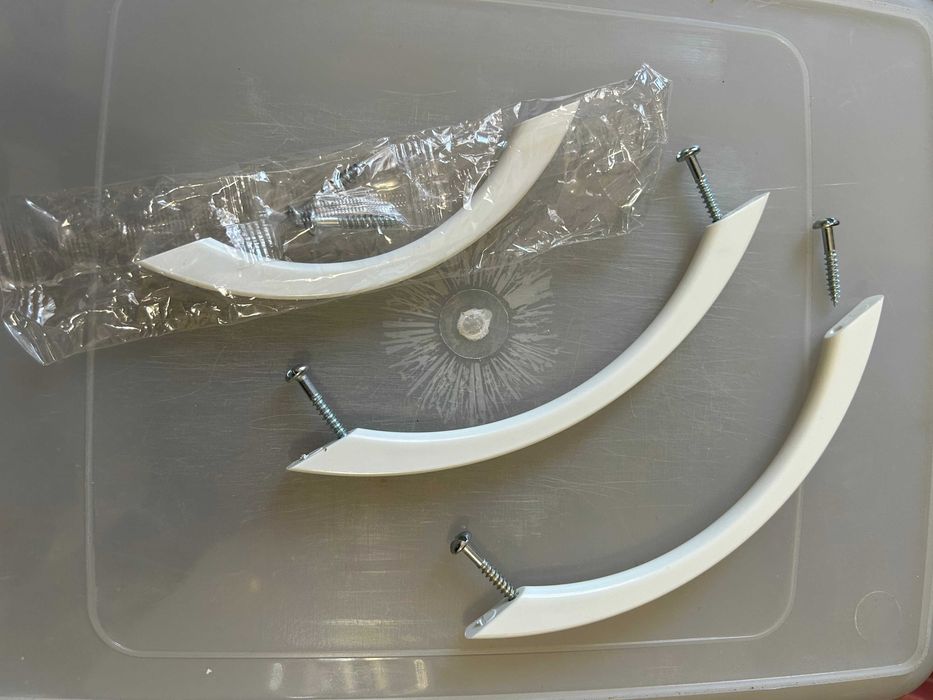 Мебельные ручки-скобы в количестве 3 штук. Цвет белый