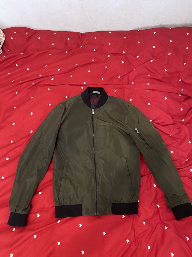 Jacketa bomber Zara marime S culoare verde inchis conditie 9/10