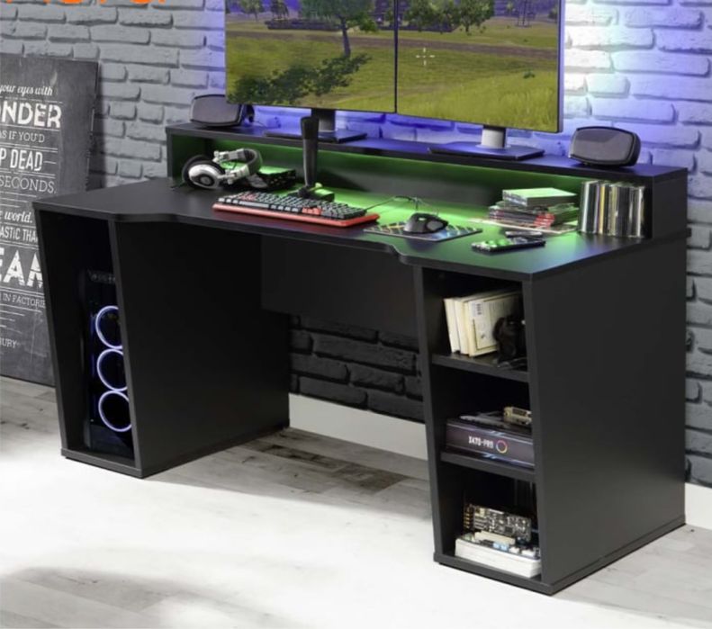 Продавам геймърско бюро с надстройка.