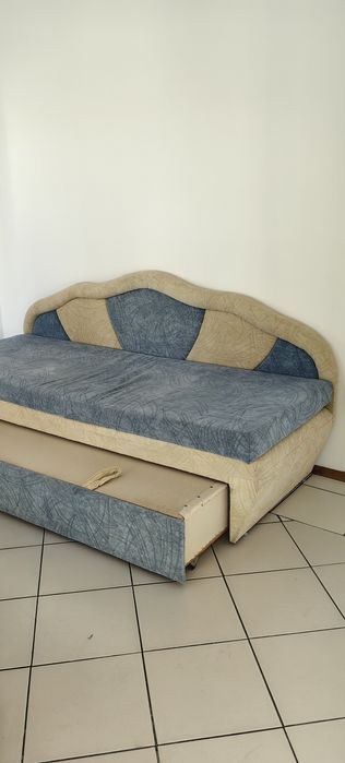 Разтегателен диван с място за съхранение