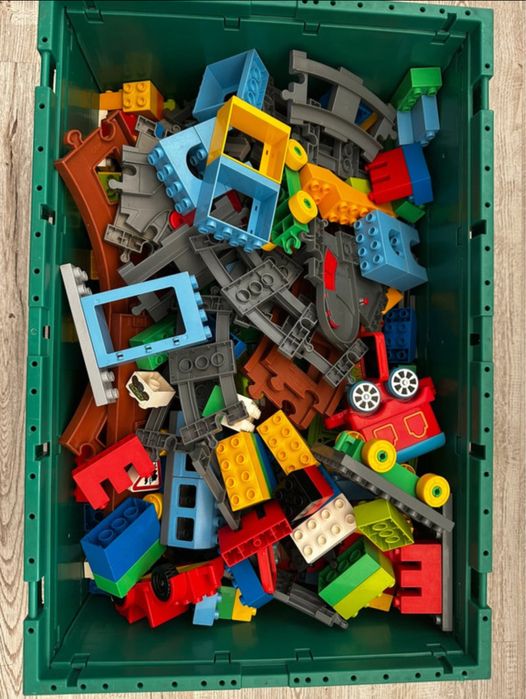 LEGO DUPLO - cărămizi de bază, şine şi componente de tren