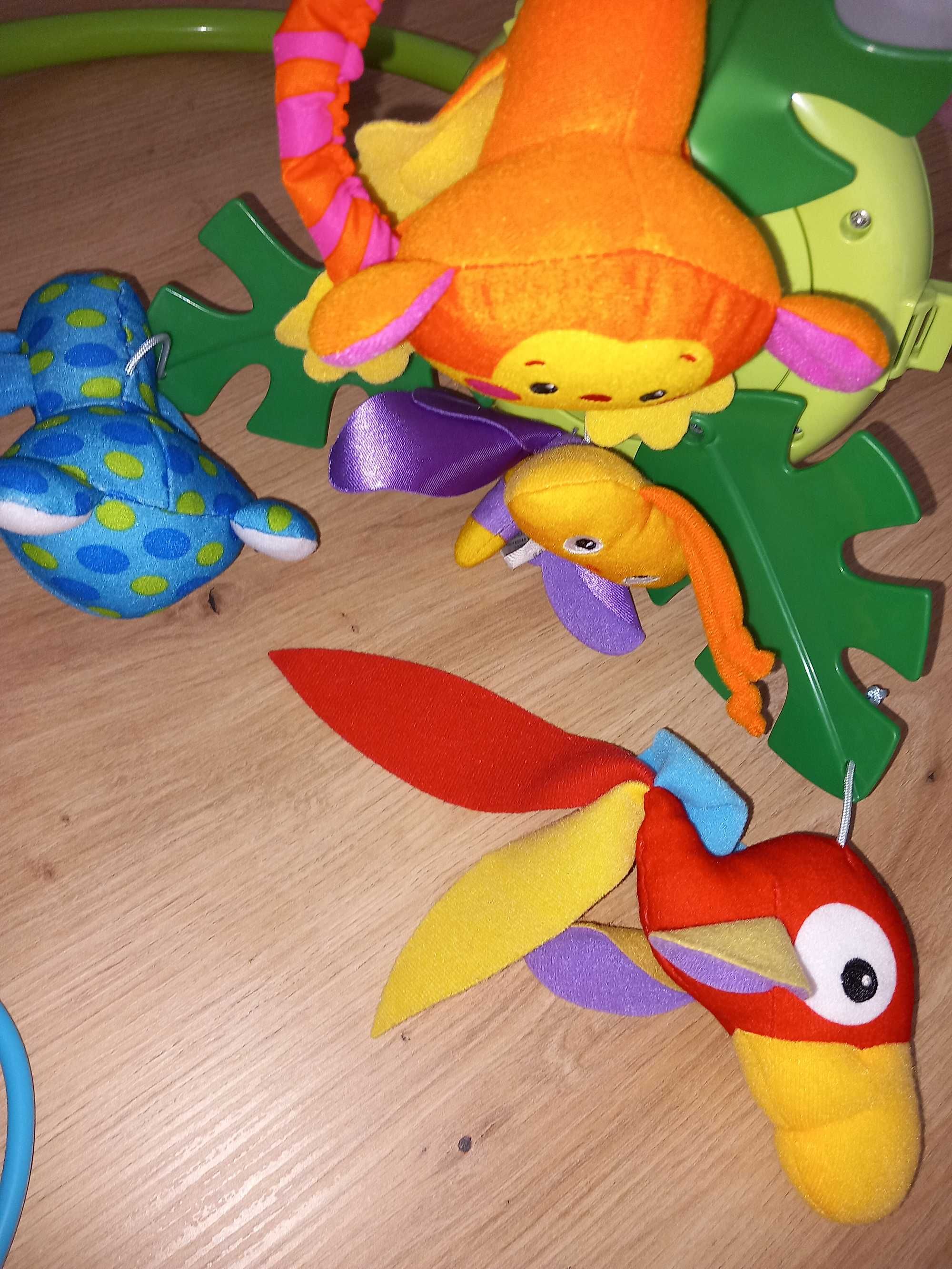 Музикалната въртележка на Fisher Price Rainforest Peek a Boo Leaves