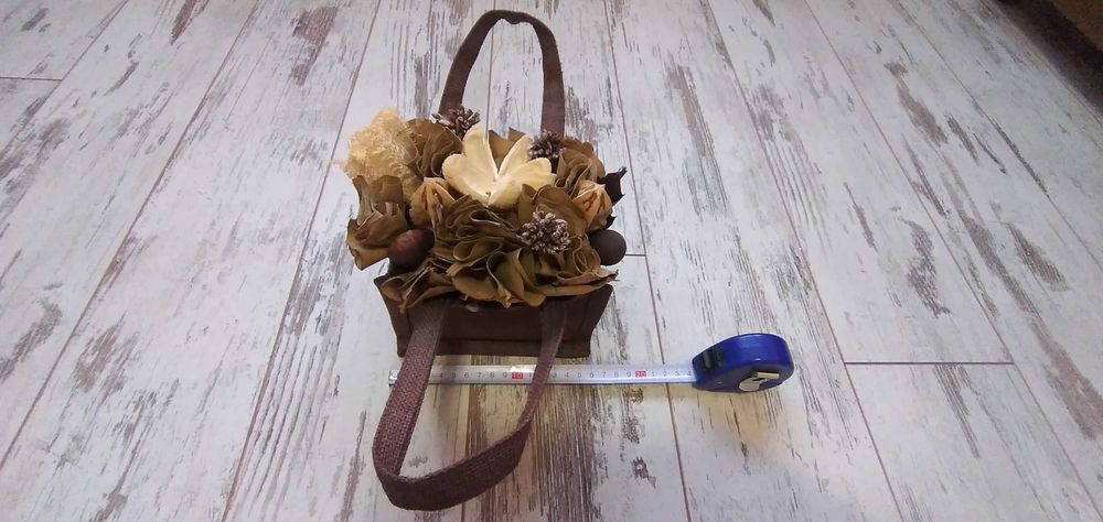 Декоративна кошничка с цветя