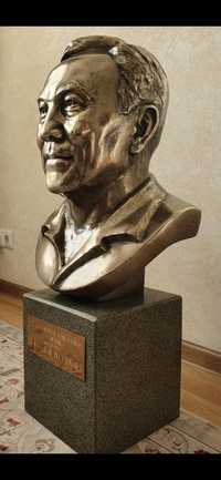 Бюст первого президента Республики Казахстан