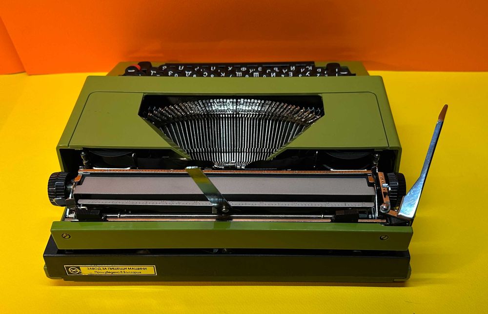 Пишеща Машина Марица 30 с нова лента  клавиатура Кирилица обслужена