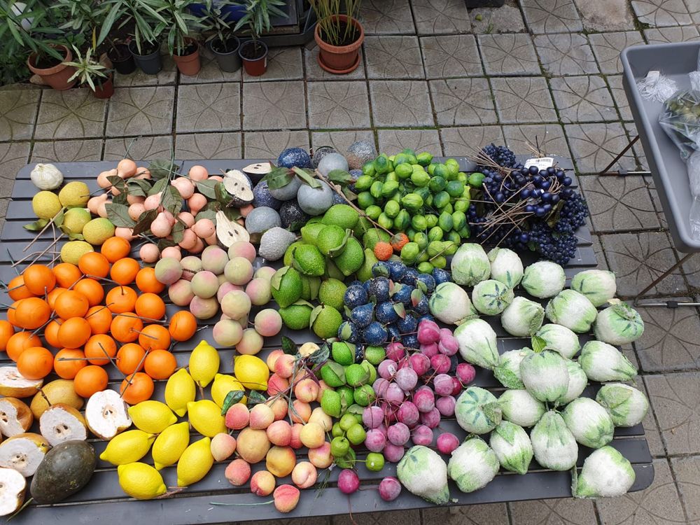 Fructe și decorațiuni din plastic