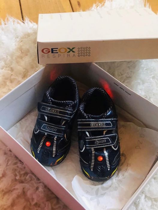 Adidasi baiat GEOX -marimea 24,inter15cm,leduri,ca piele Nike,Salomon