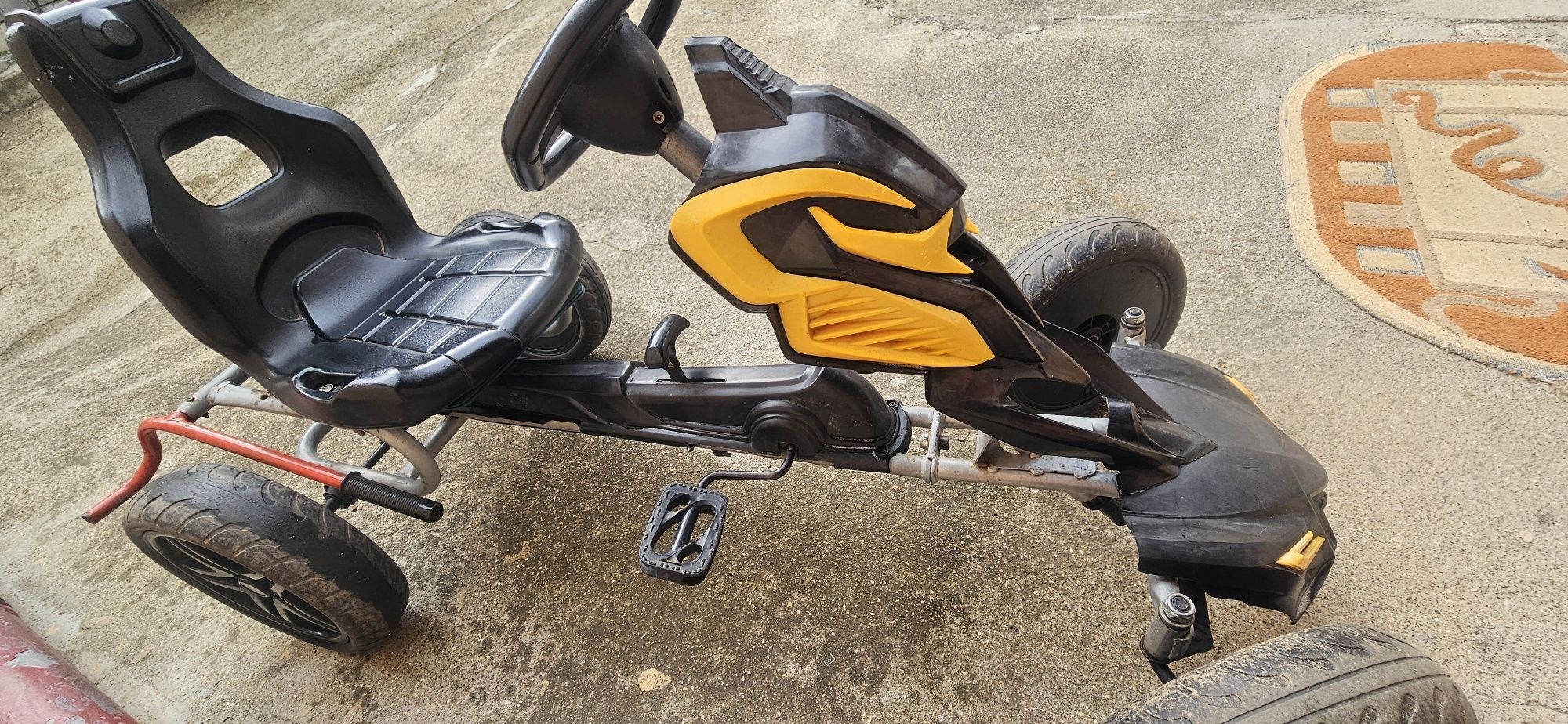 KART CU PEDALE  pentru copiii