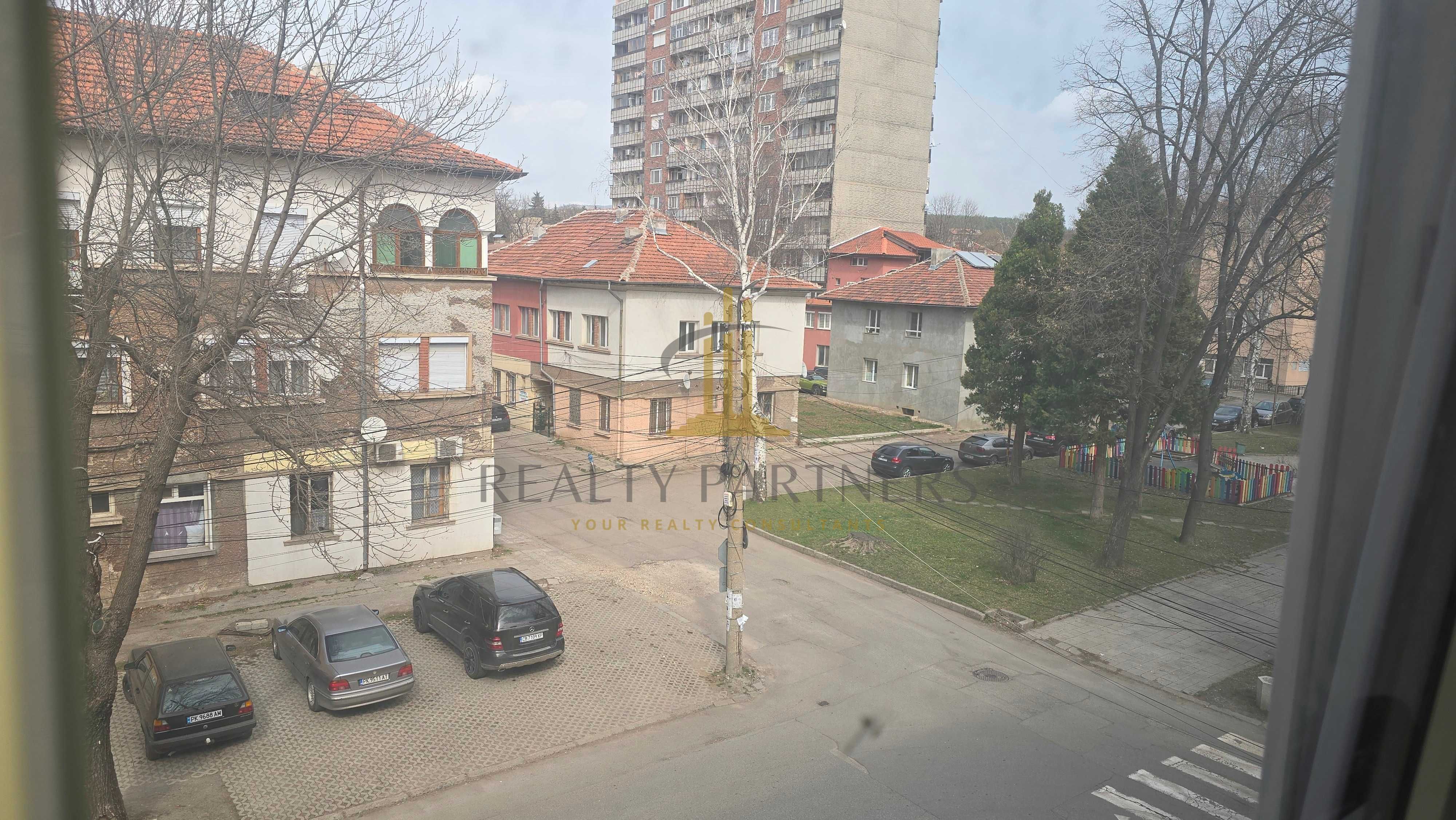 Риълти партнърс продава три стаен апартамент  гр. Перник