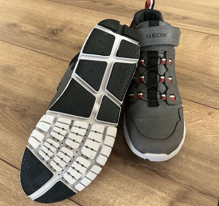 Чисто нови зимни Боти Geox 38 номер