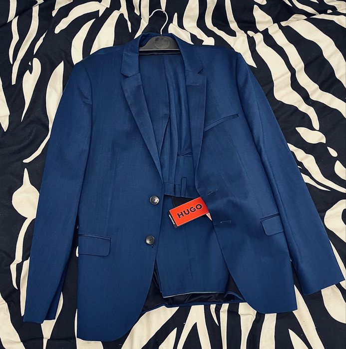 Costum Hugo original cu etichete.