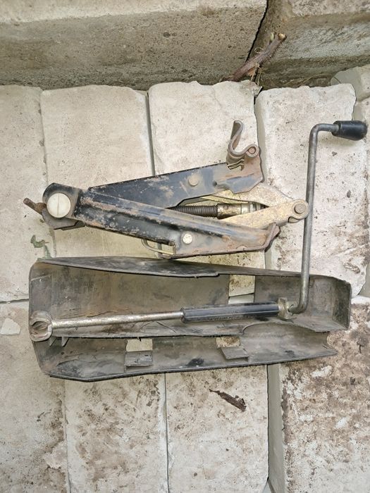 Продаю домкрат от ауди Б4 родной заводской