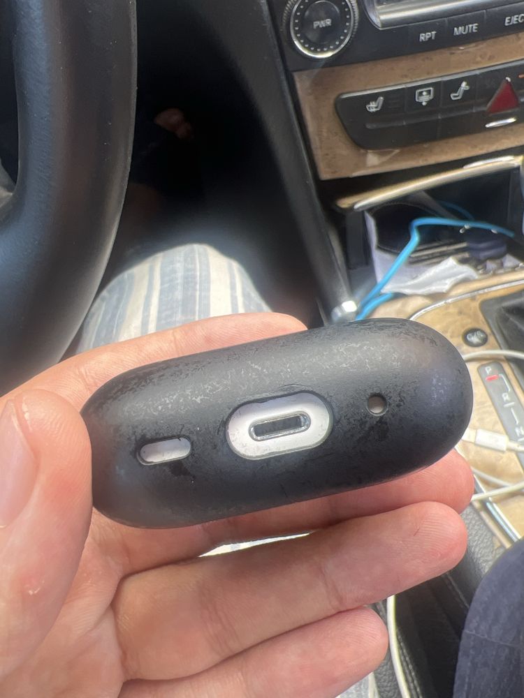 Airpods      Pro.
