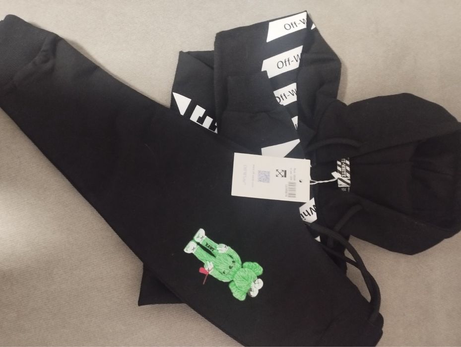 Продавам детски комплект размер 104, цена 60 лв.