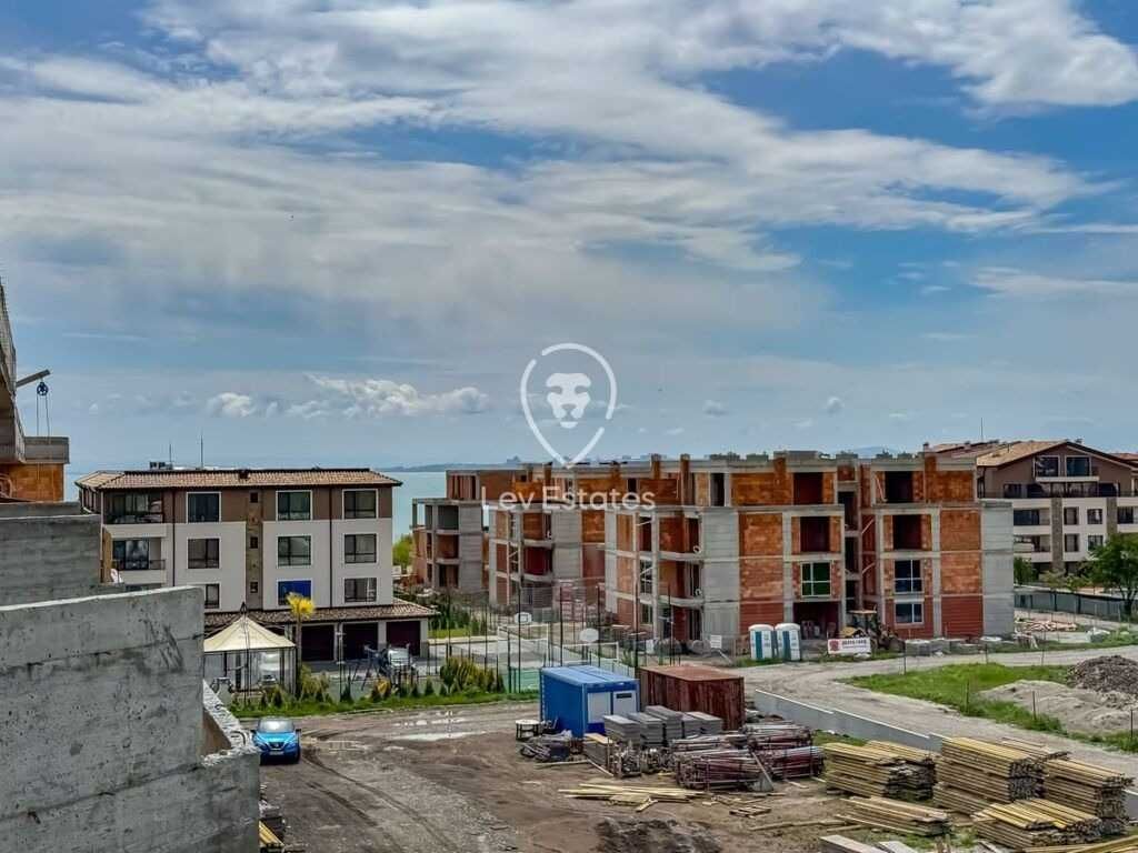 Двустаен апартамент в луксозен комплекс без такса на метри от морето
