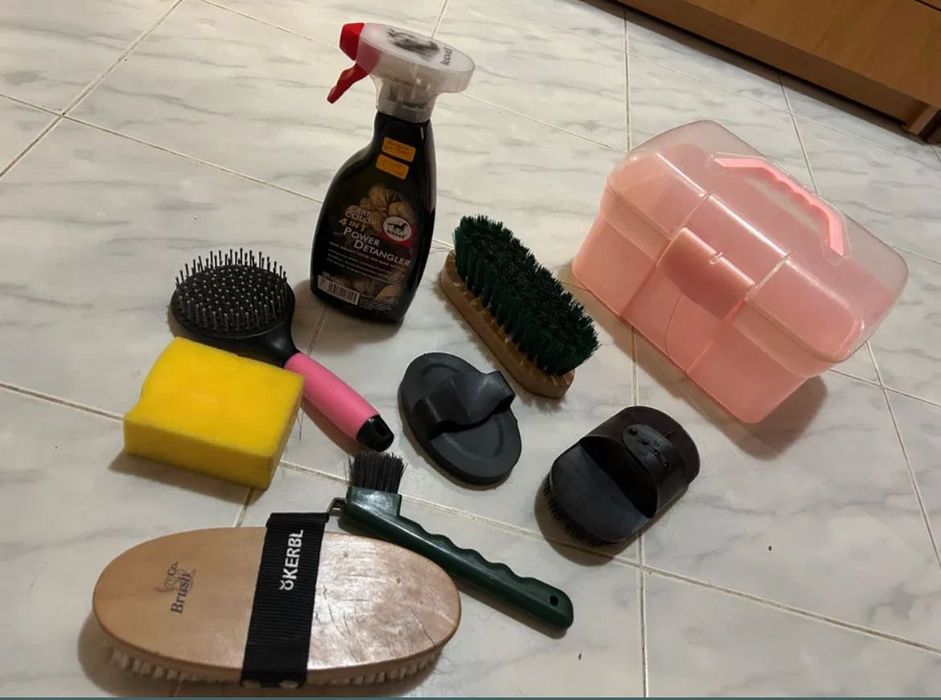 Комплект за почистване на кон в куфарче