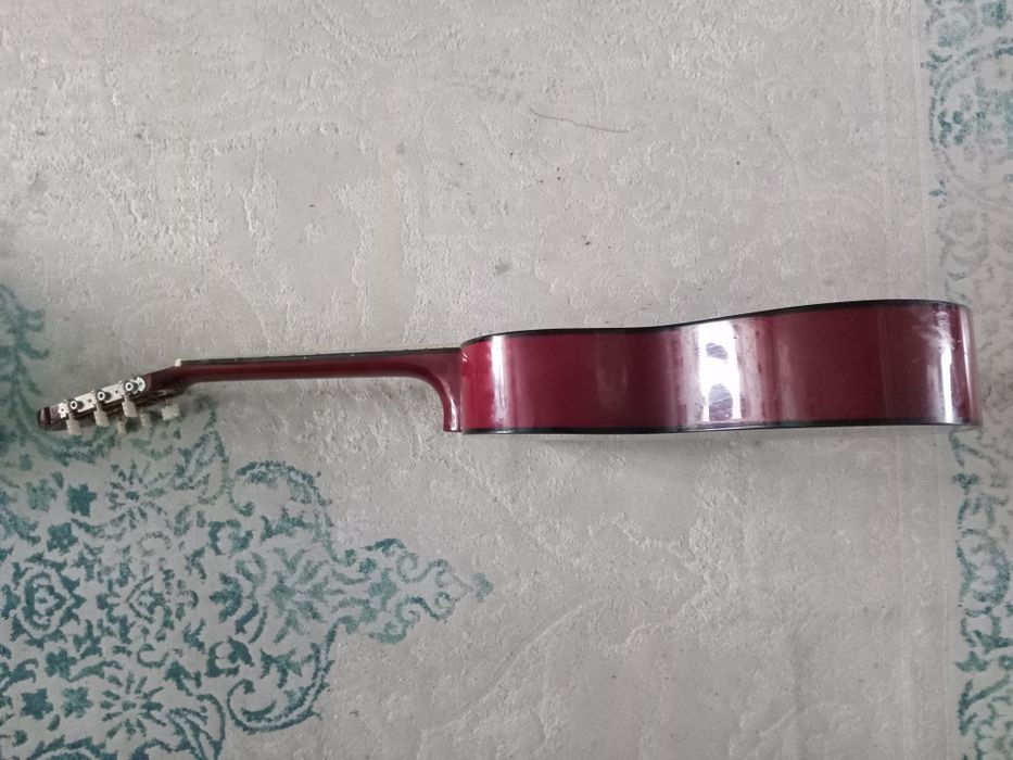 Гитара с чехлом.