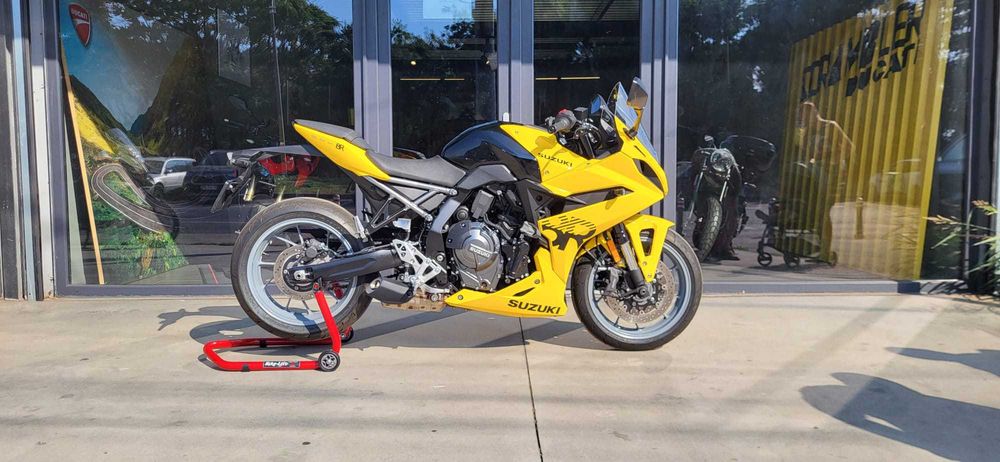 HobbyMoto vinde Suzuki GSX 8R 2025 / 1.500 km, garantie 2027