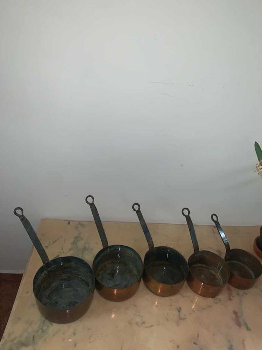Set de cinci vase din cupru cu maner din fier forjat