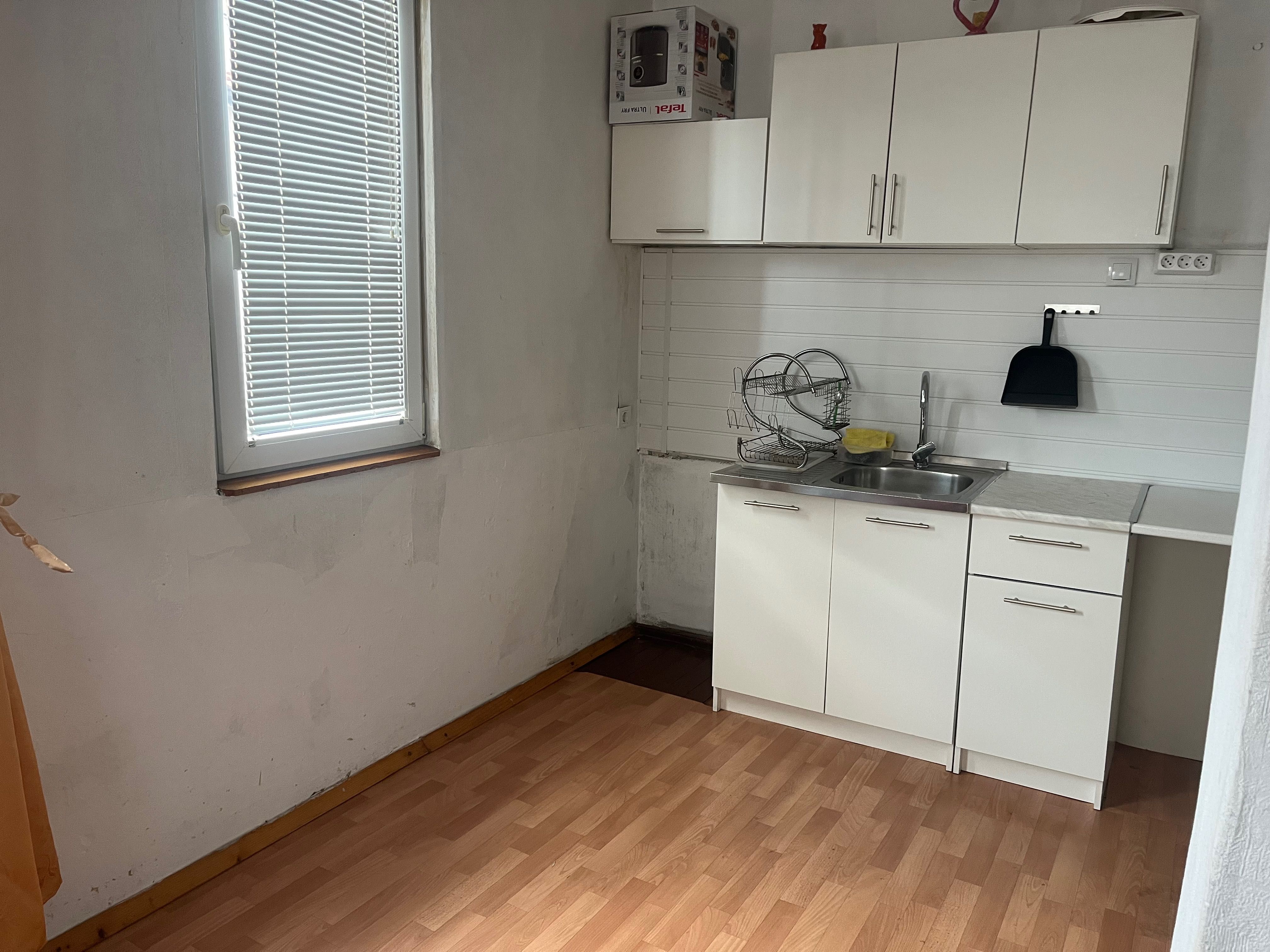 Продавам два етажа(80кв.м.) от три етажна къща с парцел от 226кв.м.
