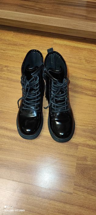 Reducere fulger! Ghete superbe, 35