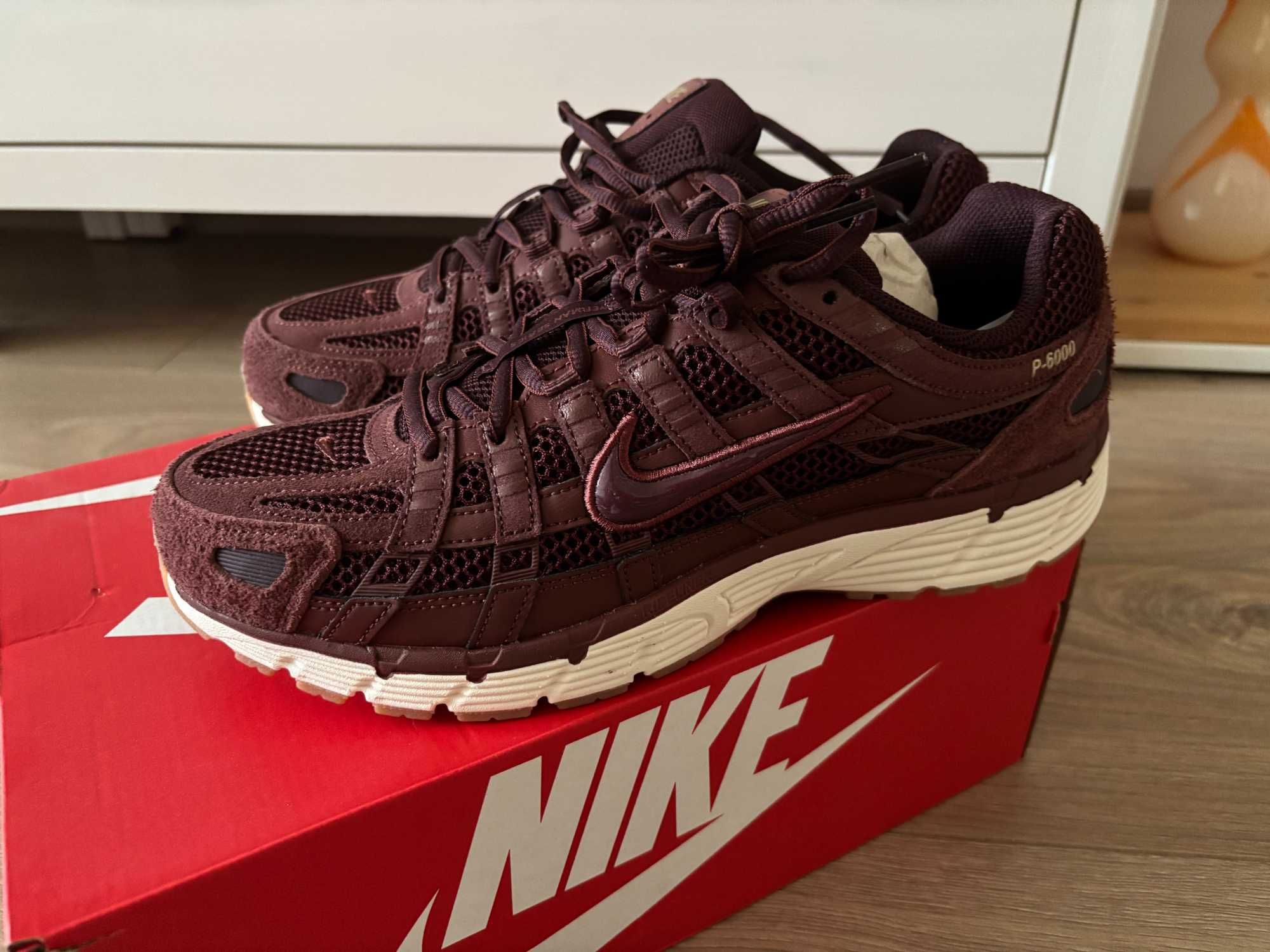 Nike P-6000 SE Dark Pony/Metallic Gold/Pale Ivory/Burgundy Crush 44.5