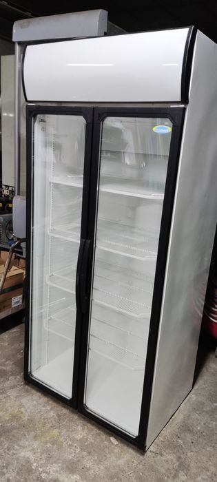 Вертикална хладилна витрина