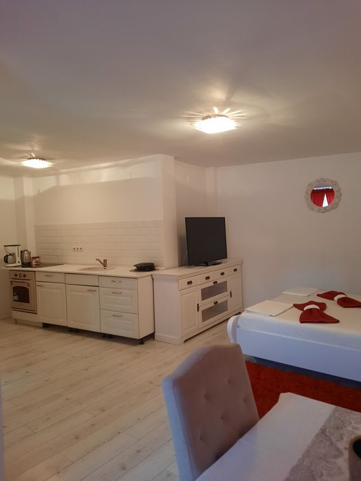 Inchiriez doua garsoniere la CASA, P+Etaj, ideala pentru doua cupluri