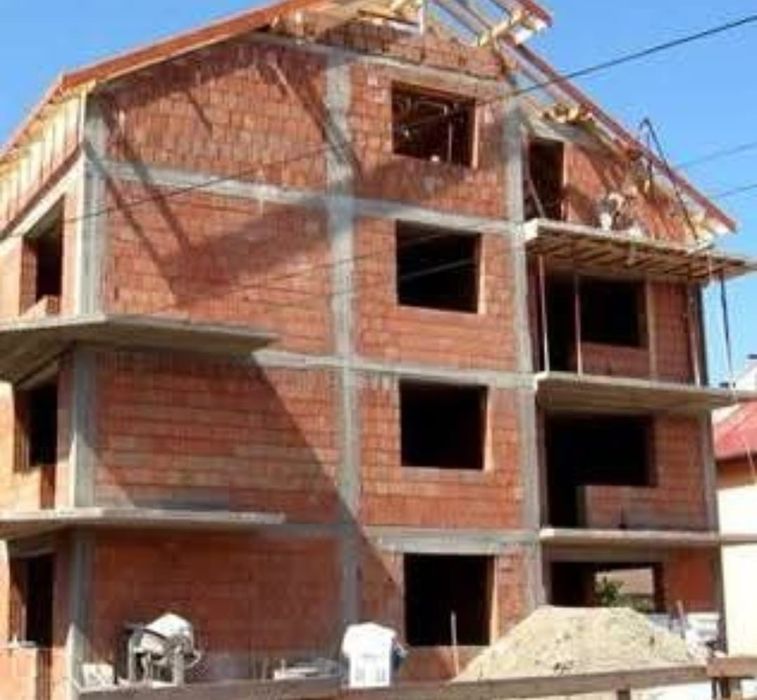 Constructii case la rosu și la gata